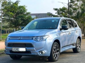 Mitsubishi Outlander PHEV 2013