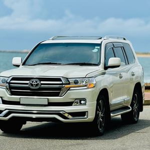 Toyota Land Cruiser Sahara - URJ 202 2010 - Image 2