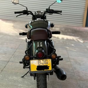 Royal Enfield Classic 350 2023 - Image 3