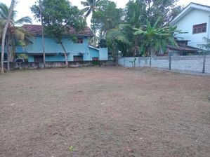මාතර සුජාතා, රාහුල පාසල් සිමාවෙන් ඉඩමක්